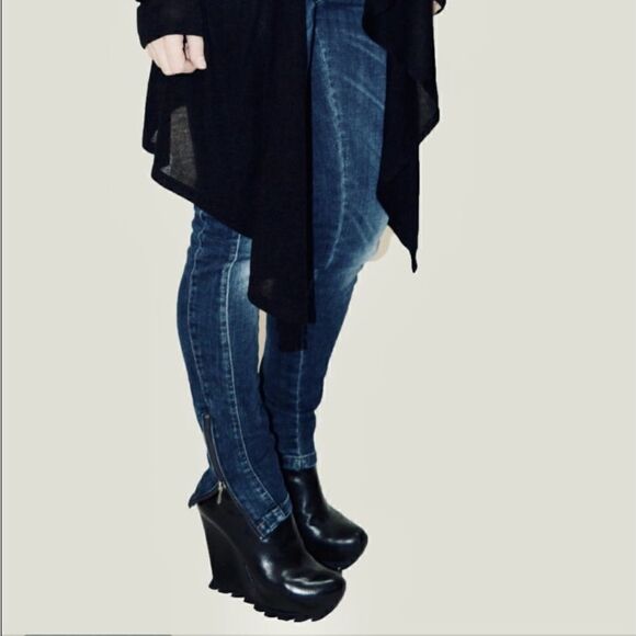 ♥️ THE SAW SOLE WEDGE ANKLE BOOTIE
CUTTING EDGE SHARPEST STYLE CAMILLA SKOVGAARD - Picture 10 of 17